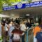 Метеж и турканици пред скопските поликлиники, граѓаните навалија да се вакцинираат против ковид